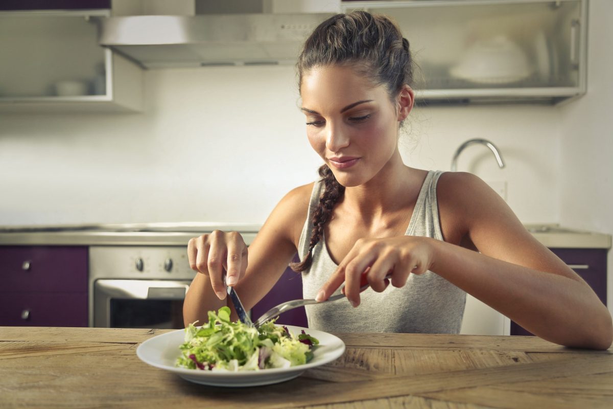 Frau Salat essen