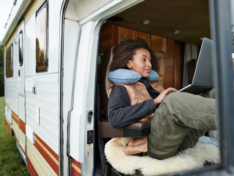 Frau sitzt im Wohnmobil.