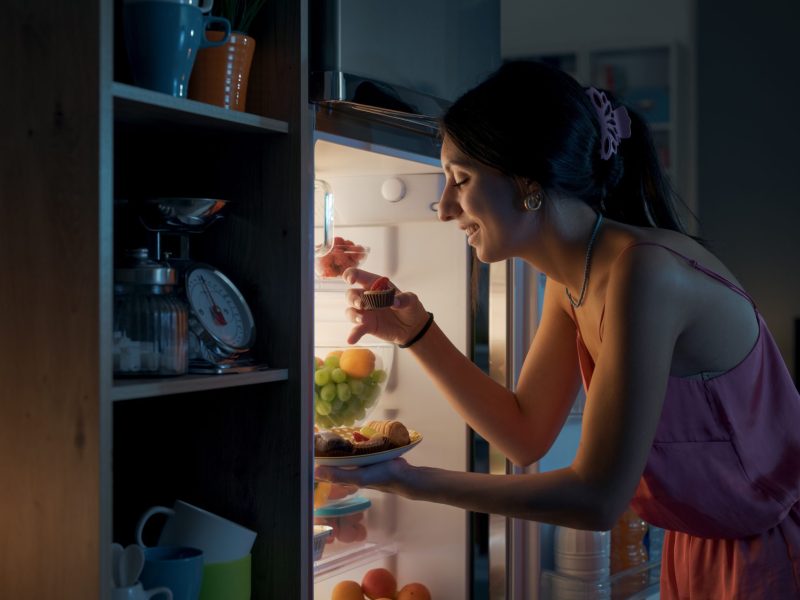 Frau nachts Kühlschrank