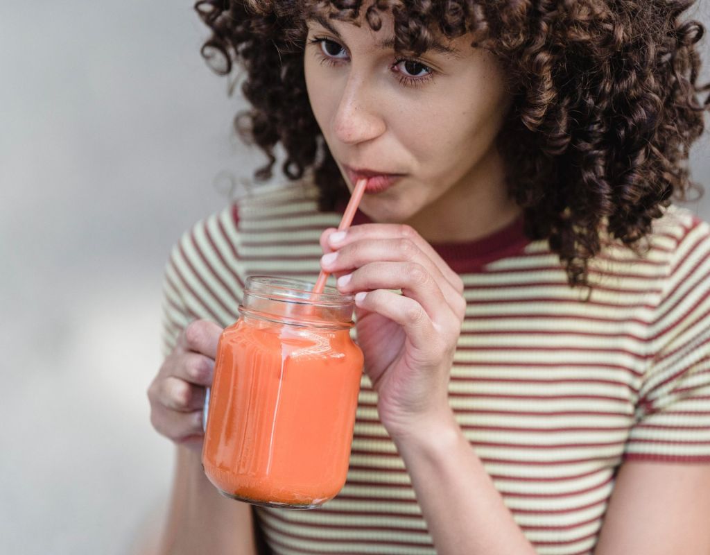 Frau mit Smoothie