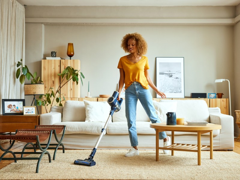 Frau räumt Wohnung auf