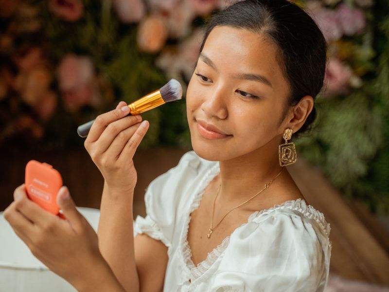 Frau trägt Make-up auf