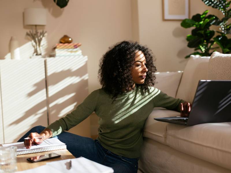 Frau Arbeitsunfall Homeoffice