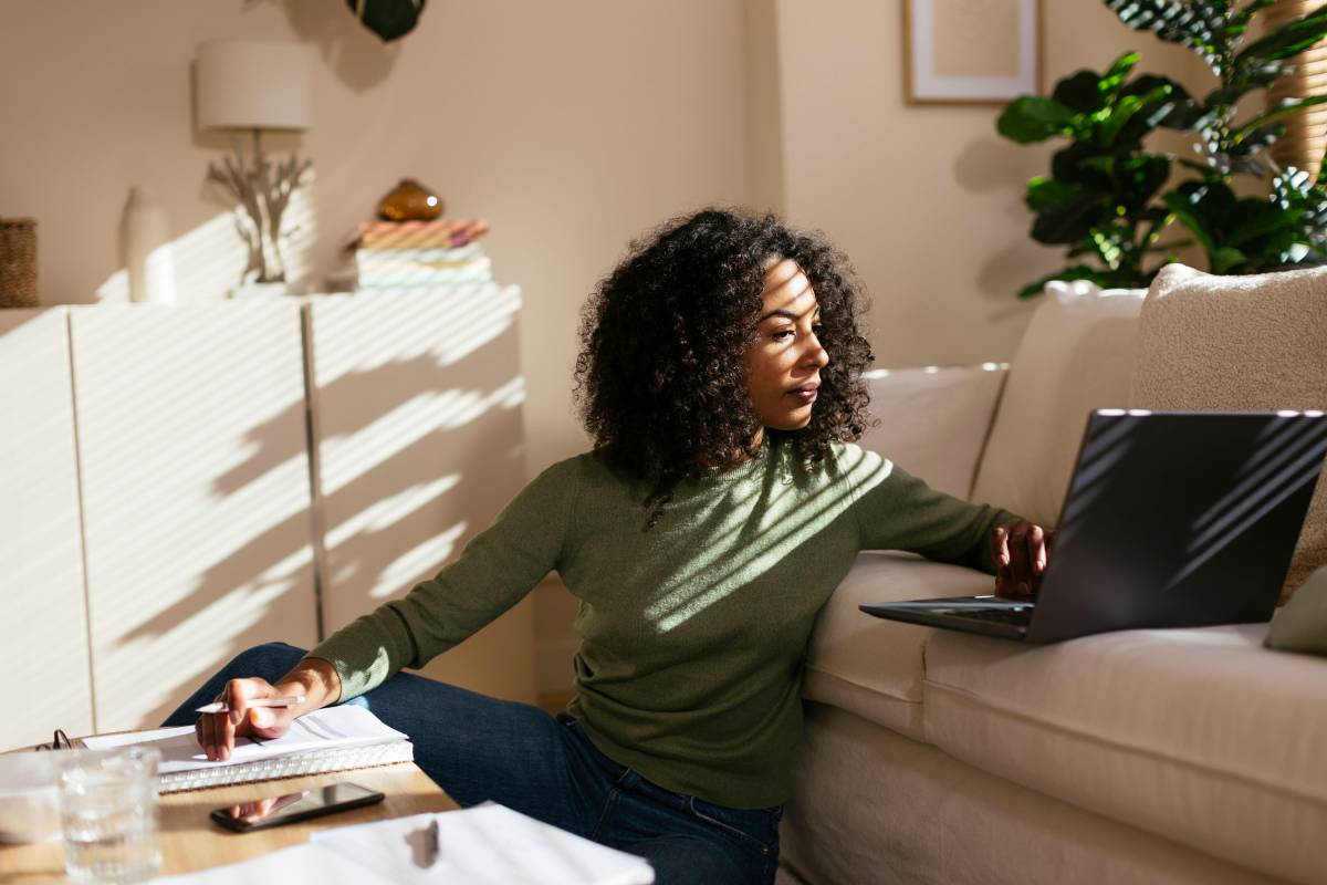 Frau Arbeitsunfall Homeoffice