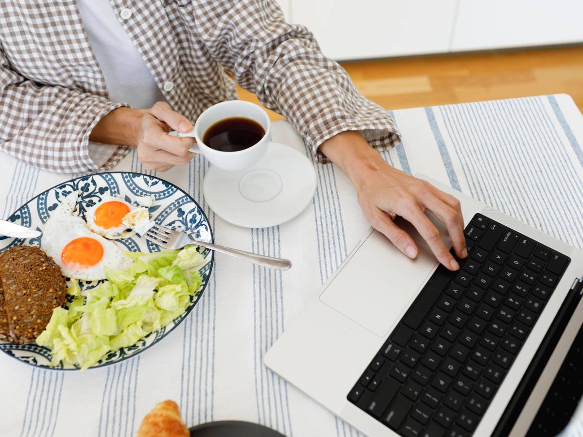 Frau Frühstück Homeoffice