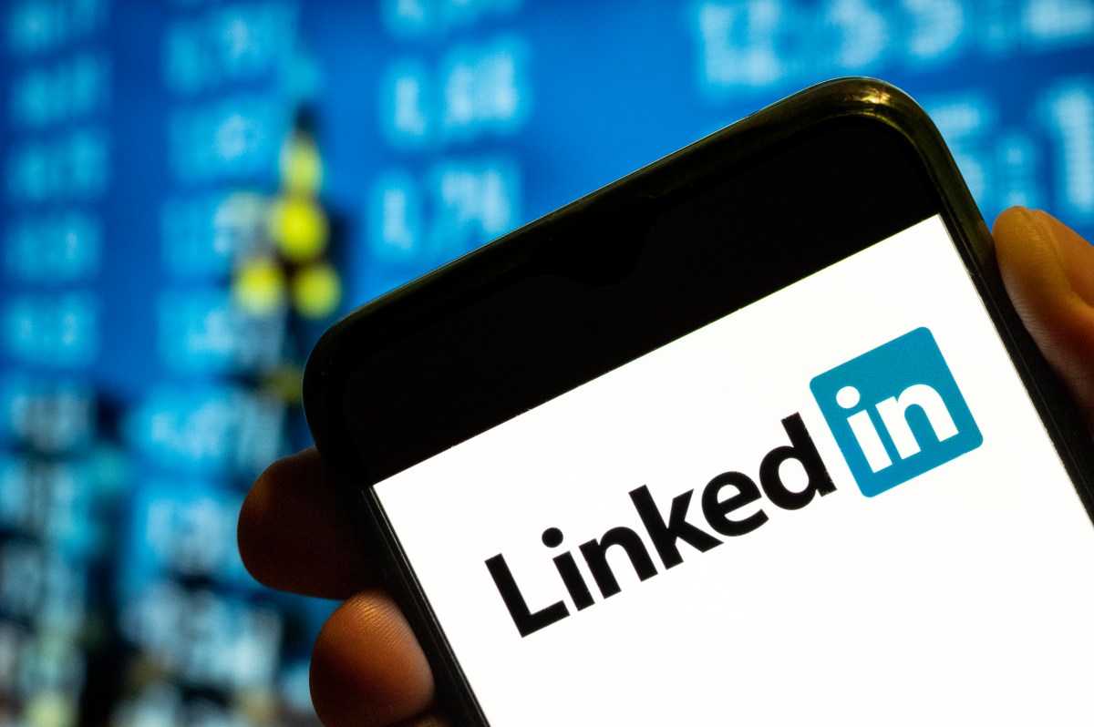 Smartphone mit dem Logo von LinkedIn