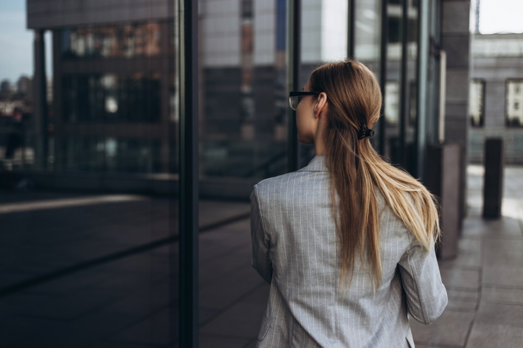 Frau mit Haarspange