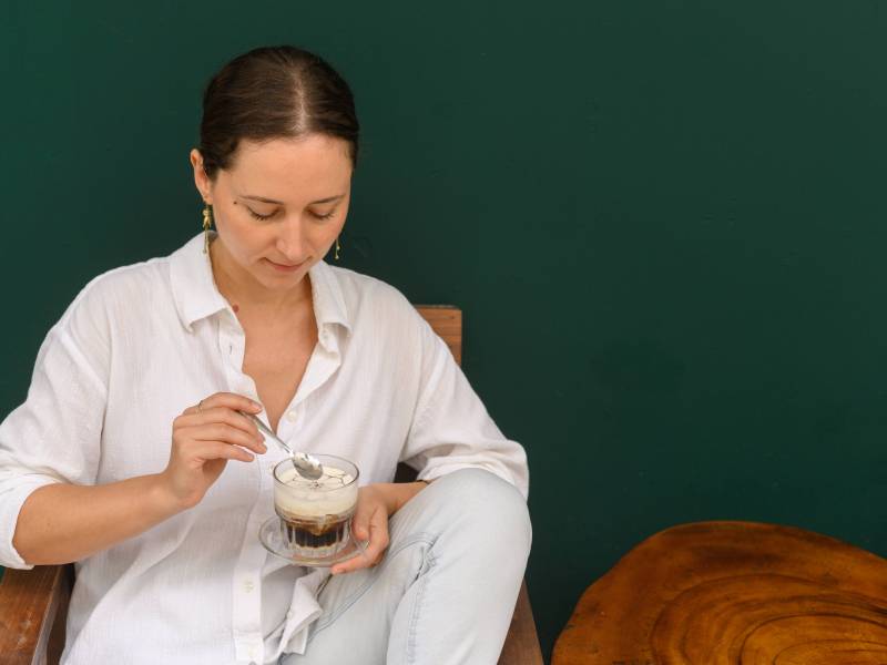 Frau trinkt Kaffee