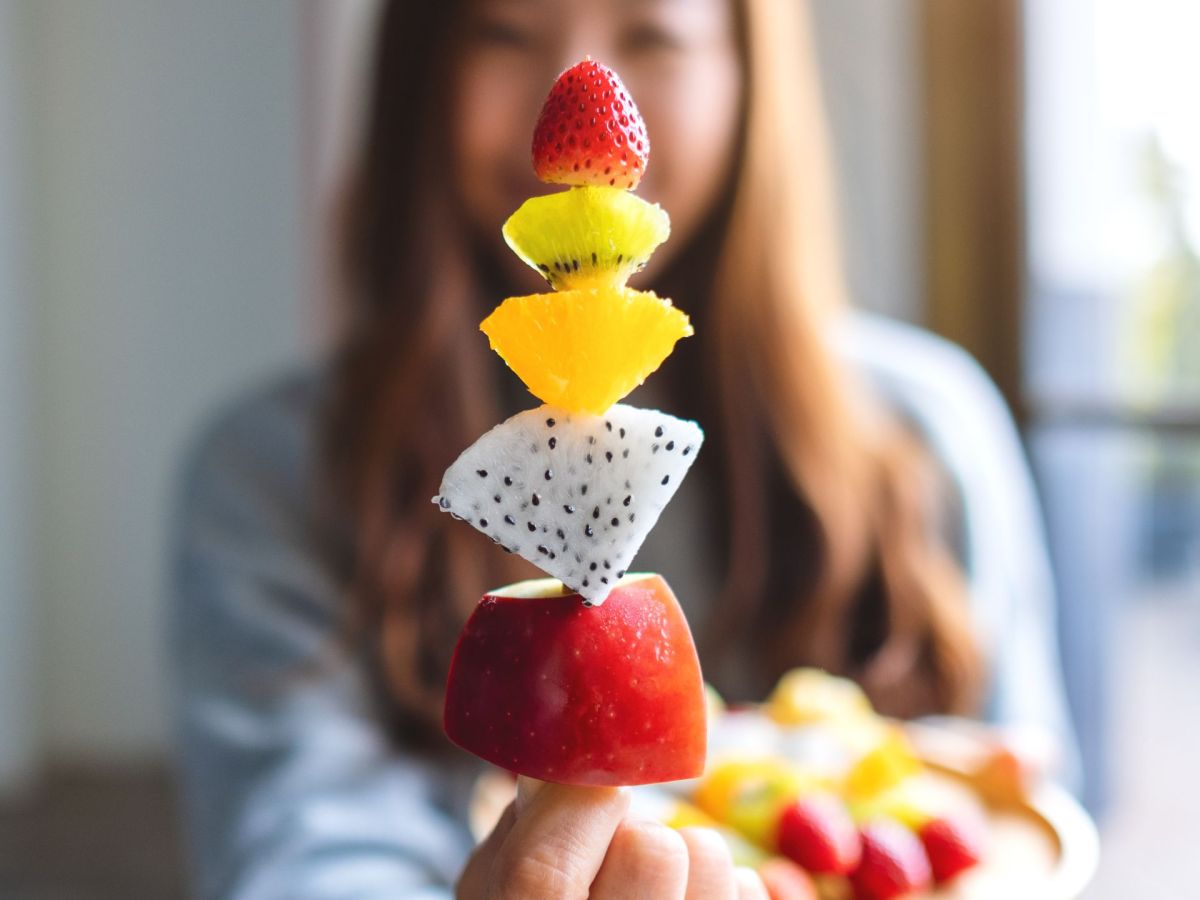 Frau mit Obst-Spieß