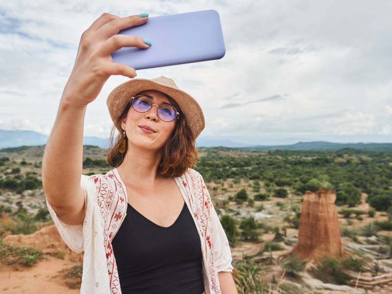 Frau mit Handy