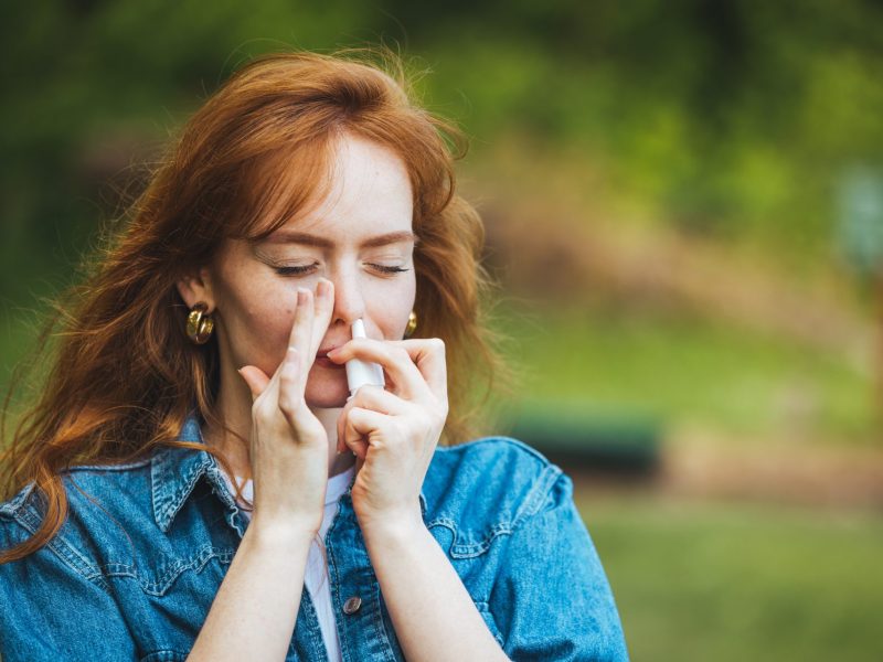 Frau Nasenspray Allergie