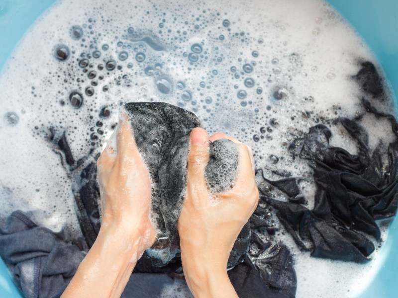 mit der hand waschen waschmaschine nass hygiene putzen hände