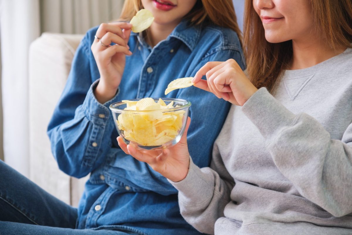 Freundinnen Chips essen