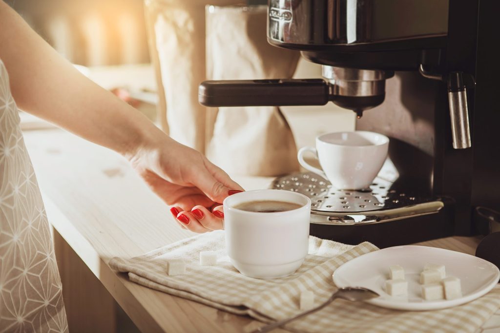 Frau Kaffeemaschine