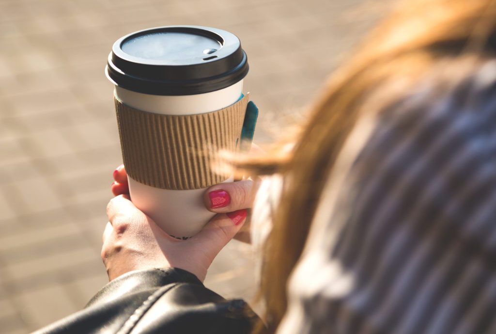 Frau mit Coffee to go