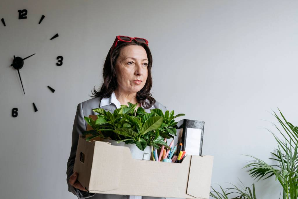 Frau mit Karton im Büro