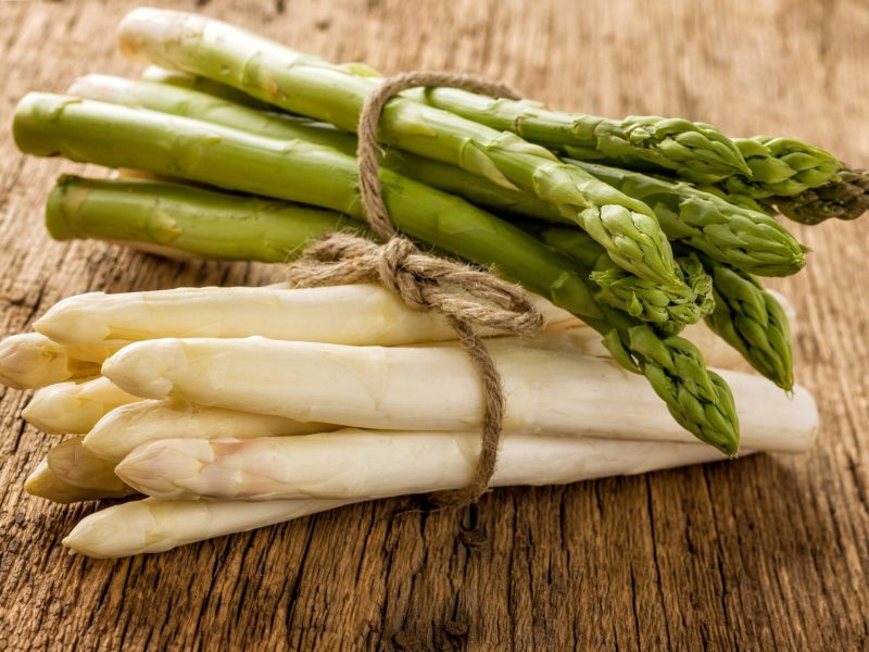 grüner und weißer Spargel