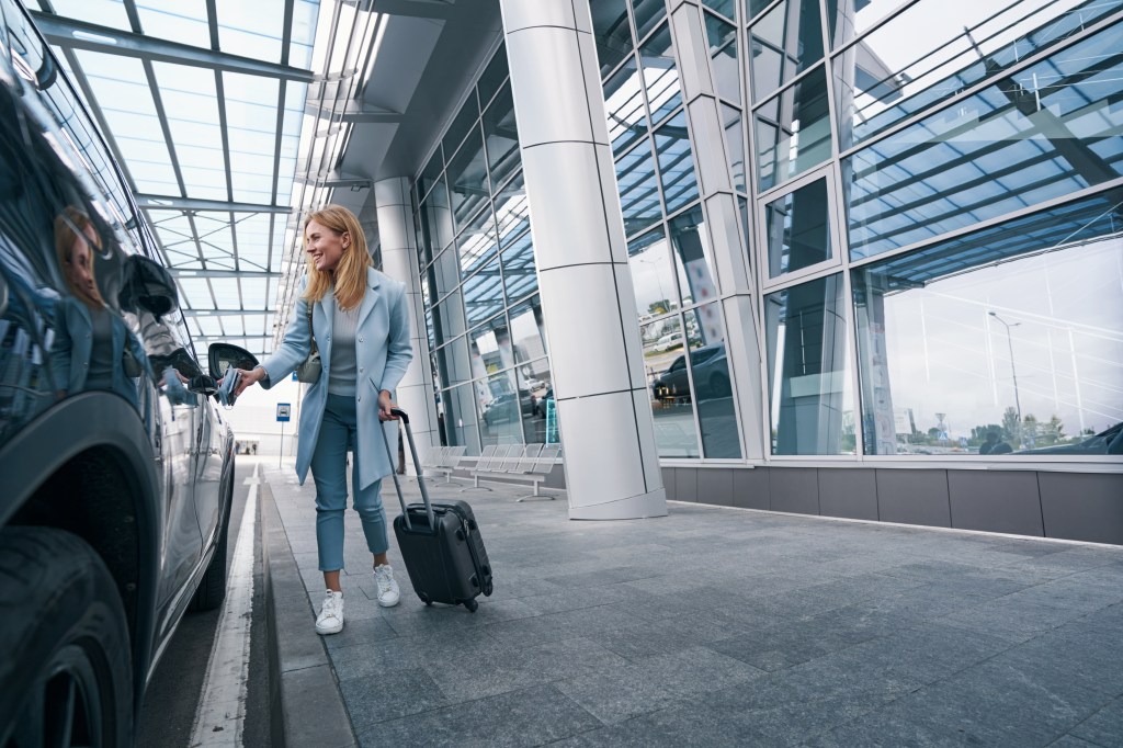 koffer frau taxi flughafen reisen urlaub