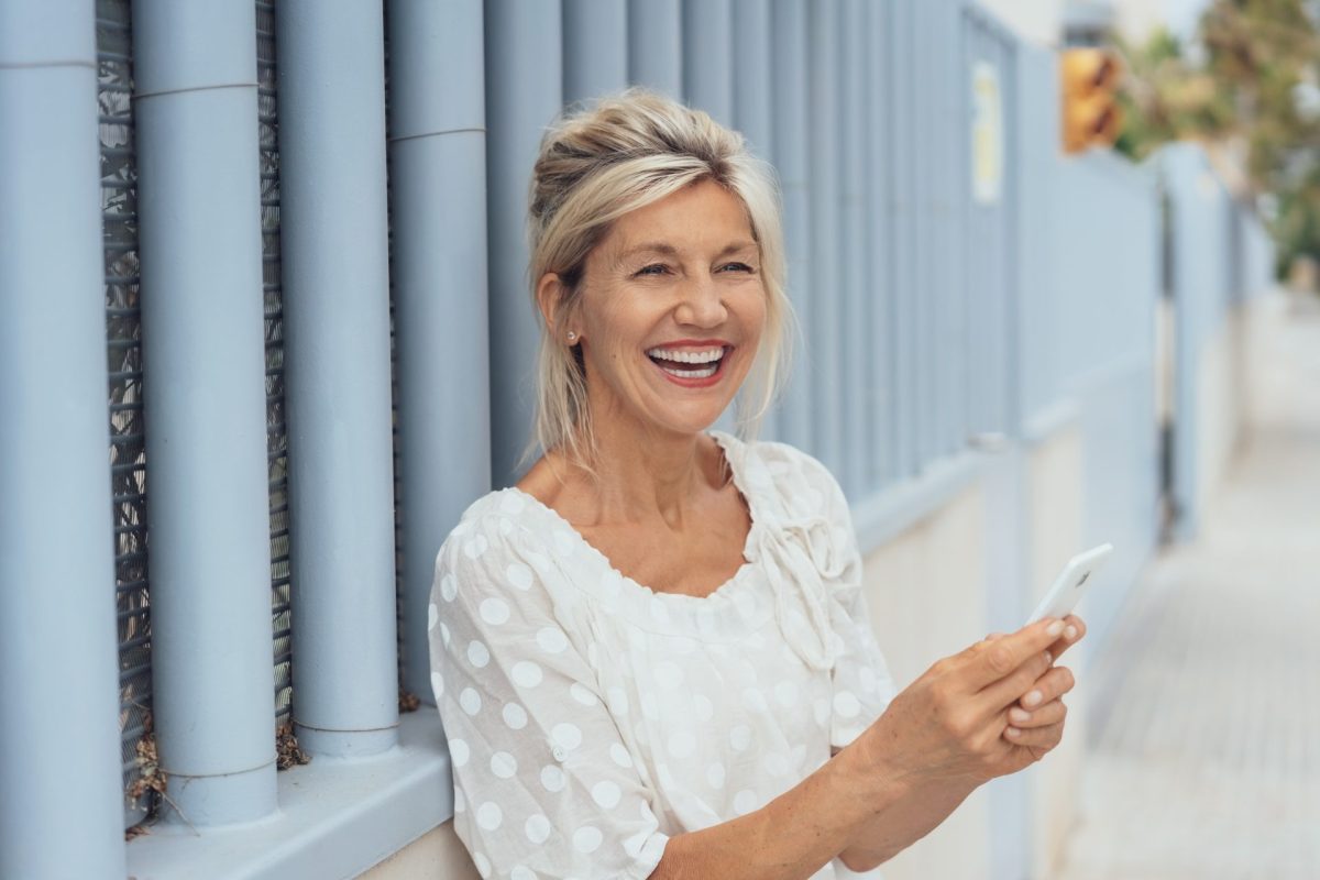Frau Smartphone lachen