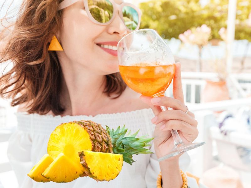 Frau trinkt einen Aperol Spritz. Aperol Ananas Spritz: Cocktail-Ideen für deinen Sommer