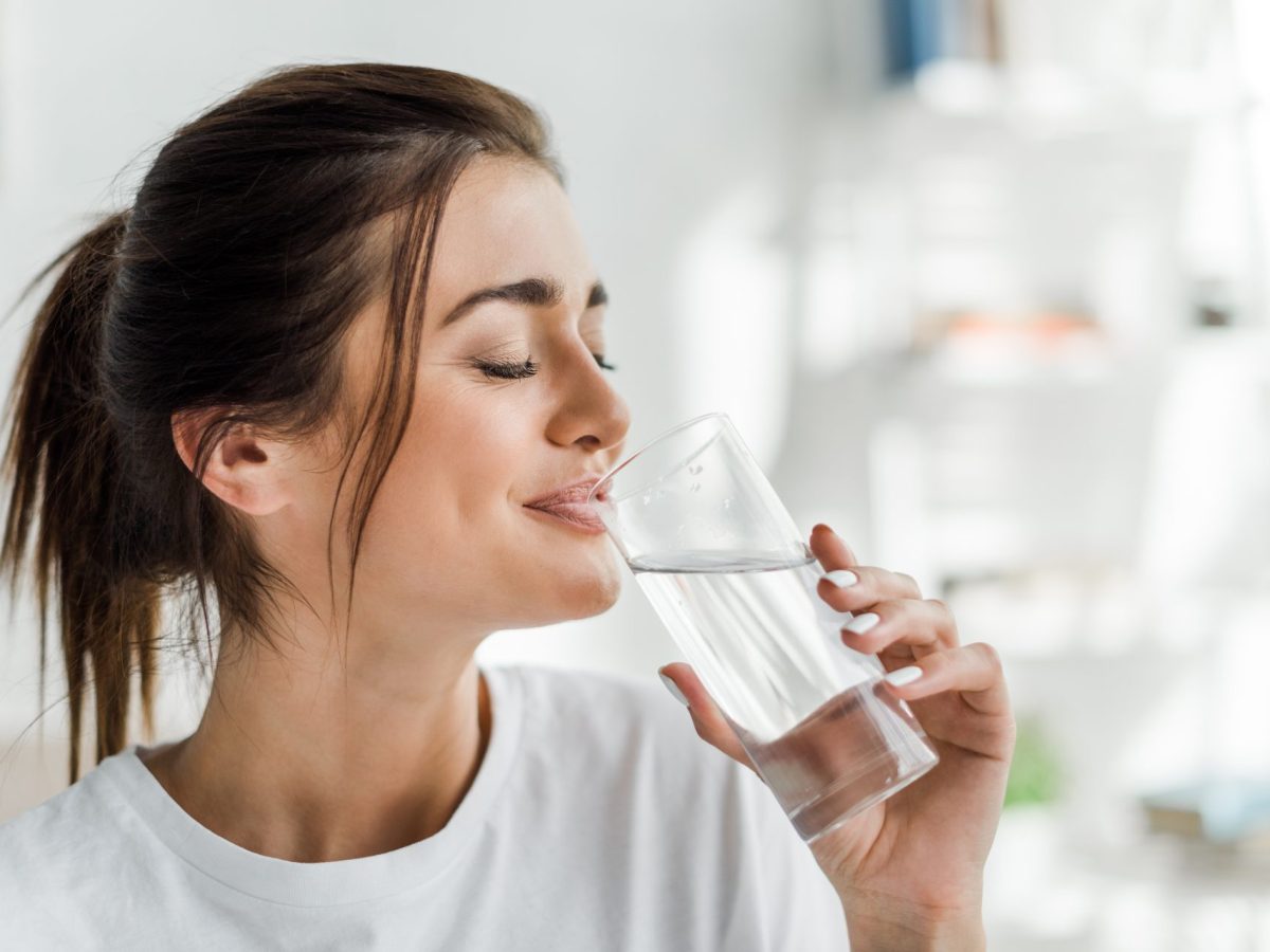 Frau Wasser trinken