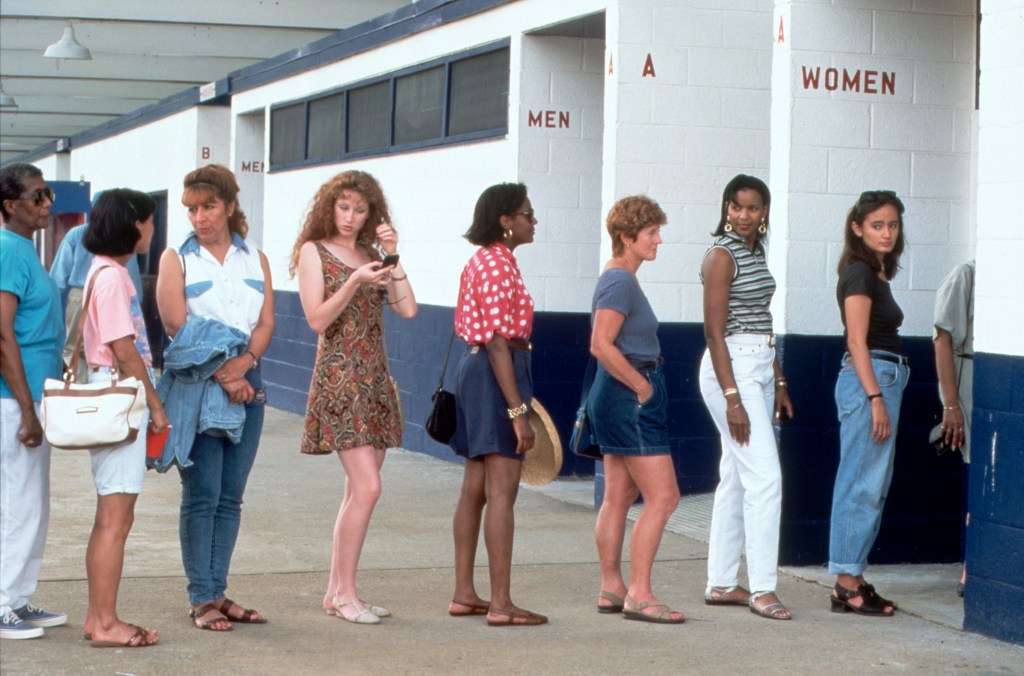 frauen öffentliche Toilette