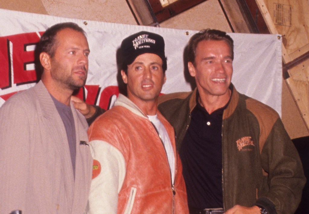 Bruce Willis, Sylvester Stallone und Arnold Schwarzenegger bei der Planet Hollywood Grand Opening Party 1991 in New York CIty.