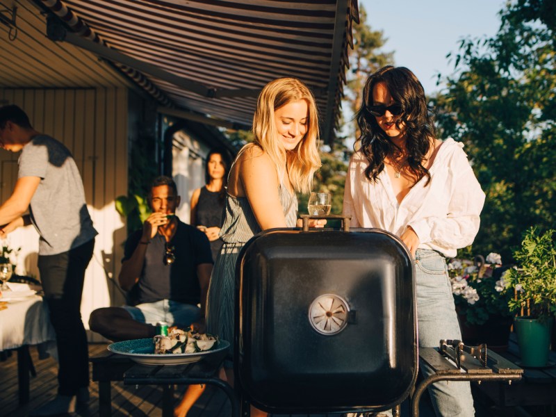 grillparty freunde stehen am grill