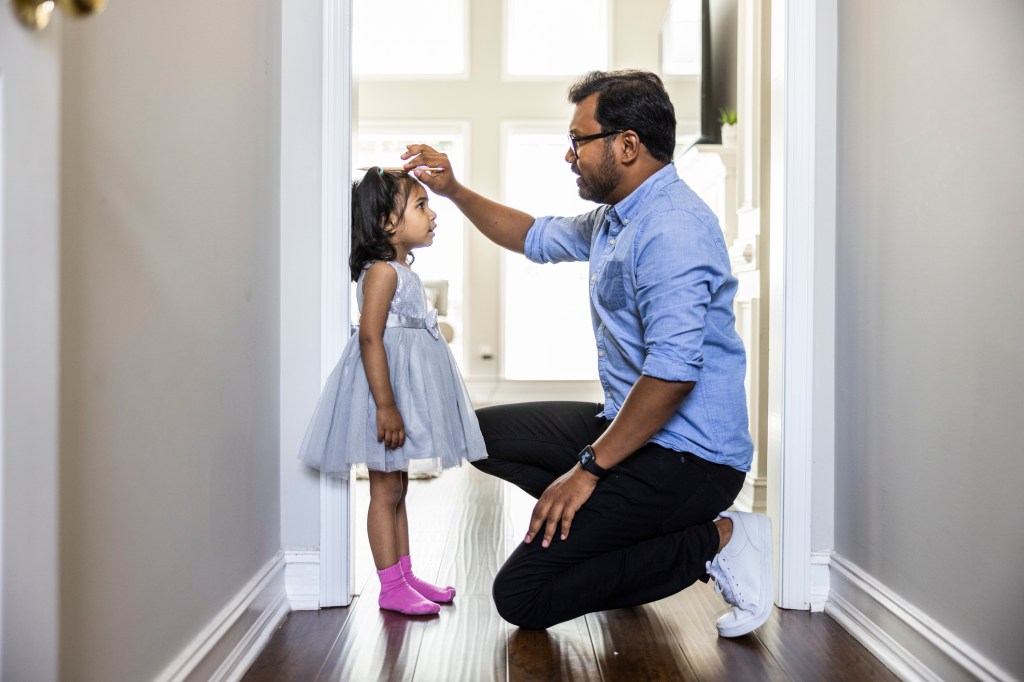 vater kind messen größe eltern zuhause