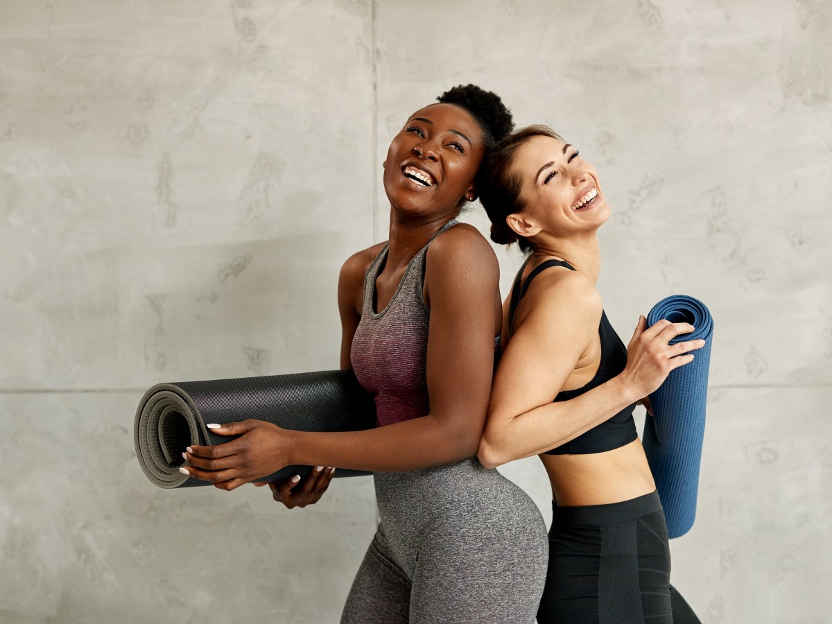 Frauen mit Gymnastikmatten