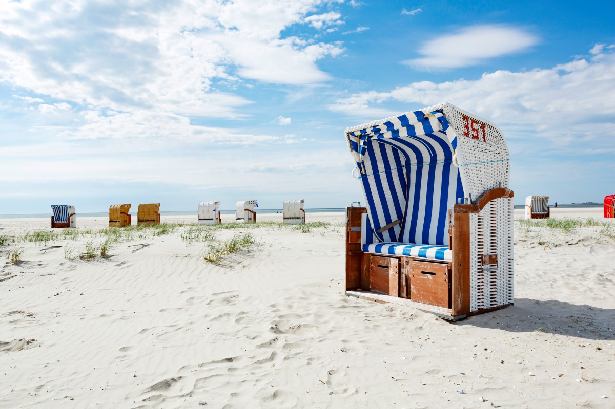 Strandkörbe am Meer.