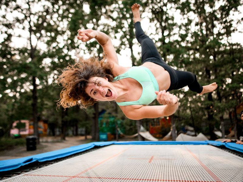 Frau Trampolin Garten