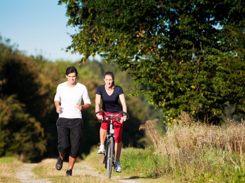 Fahrrad fahren und Joggen