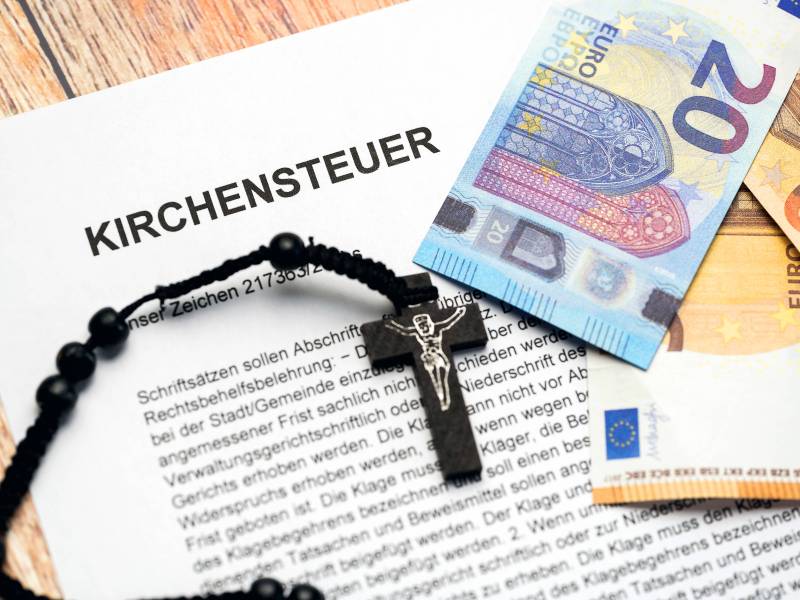 Geld und ein Dokument mit der Aufschrift "Kirchensteuer"