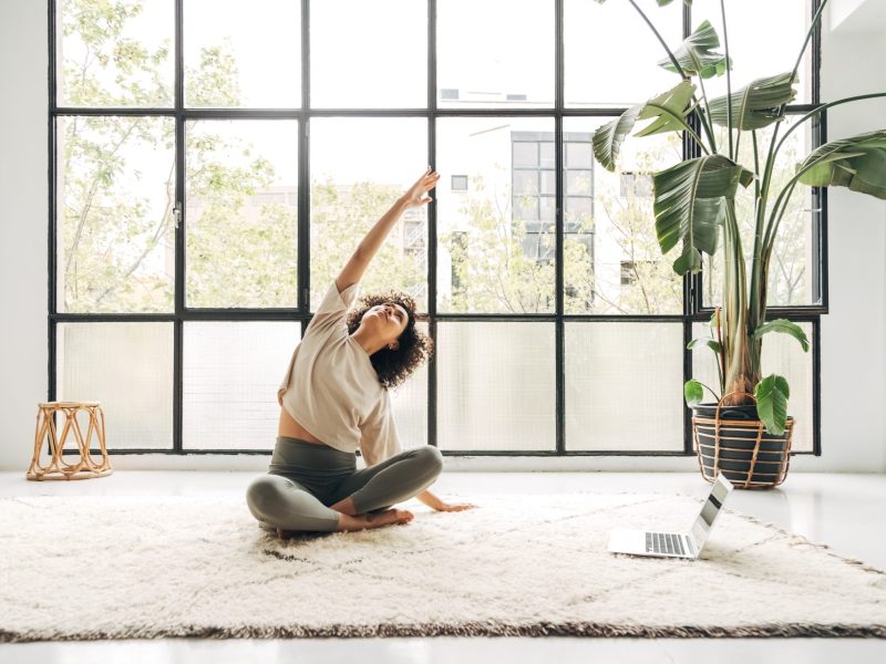 Frau Yoga Stretching