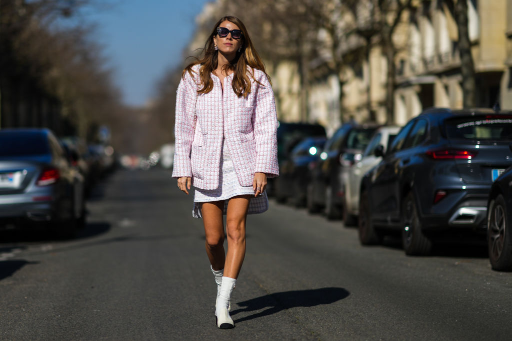 Frau mit weißen Ankle Boots