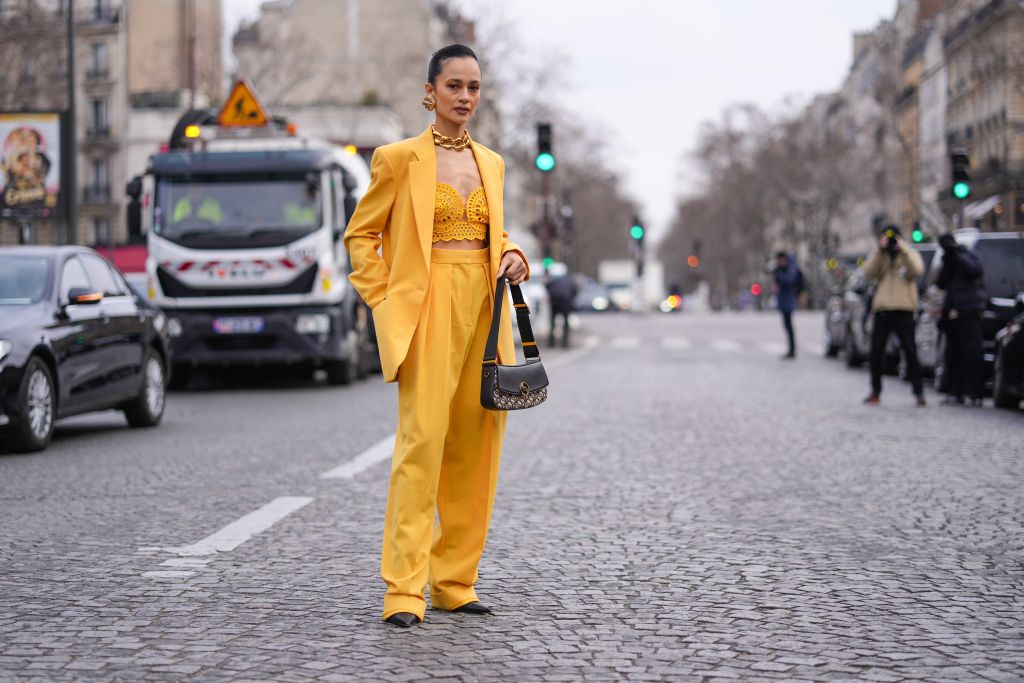 Frau mit gelbem Outfit