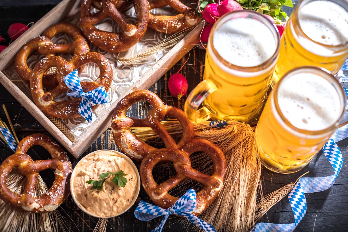 Obazda gehoert zur Brotzeit in Bayern