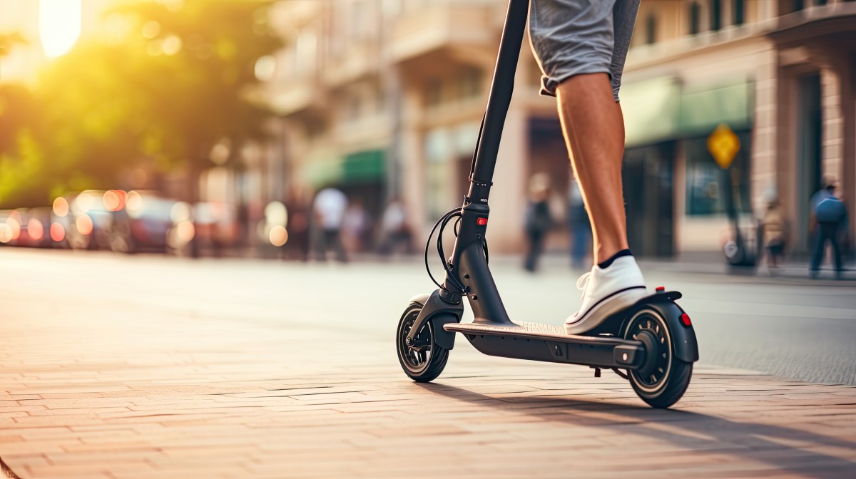 Komfort, Sicherheit und hohe Reichweite: Der Odsy Neo e100 E-Scooter überzeugt durch Qualität und wird bei Amazon gerade 200 Euro günstiger angeboten.