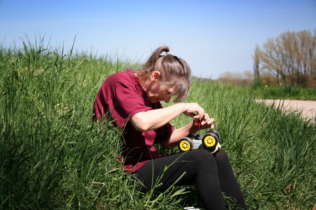 Frau bastelt mit Spielzeug