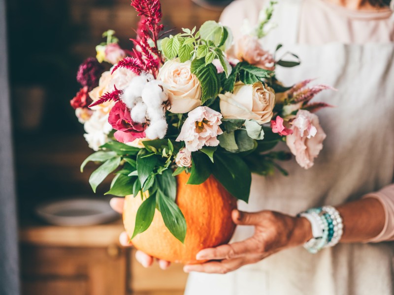 Frau mit Kürbisvase