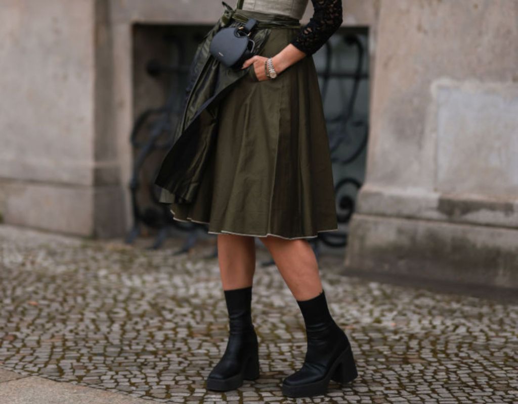 Frau mit Dirndl und derben Schuhen