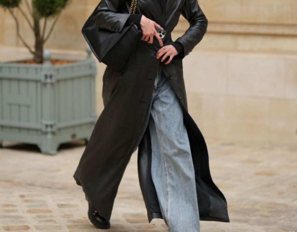 Trenchcoat in Schwarz mit Jeans