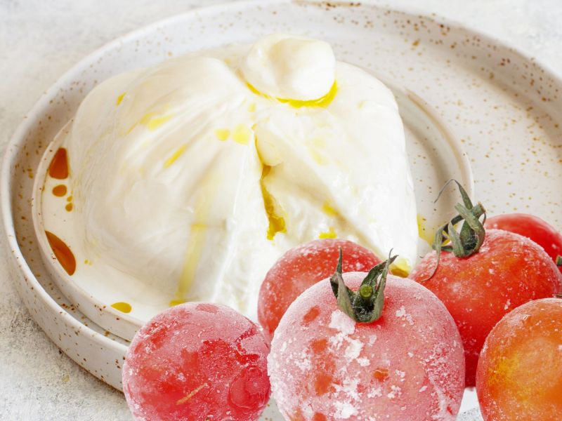 Gefrorene Tomate und Burrata