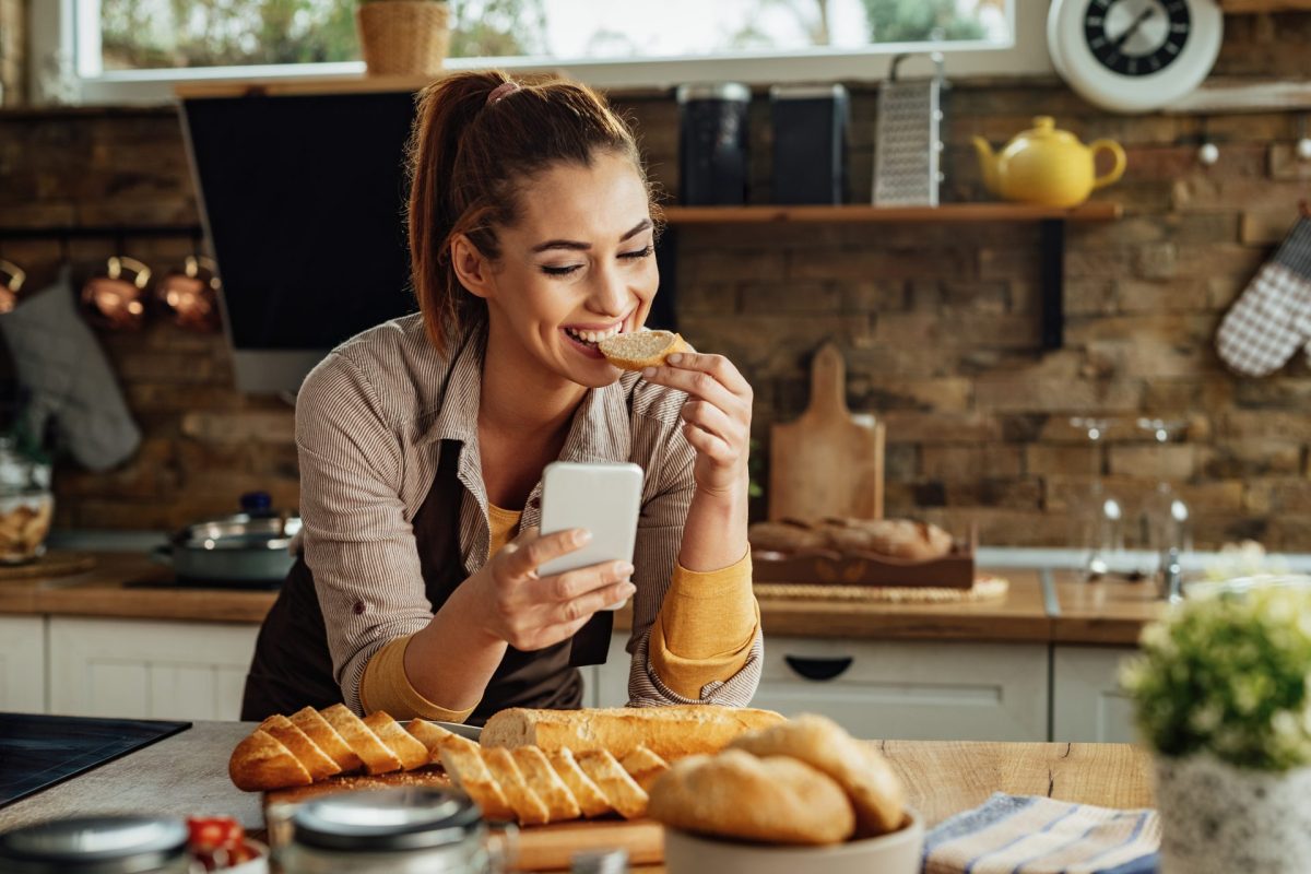 Frau Brot essen