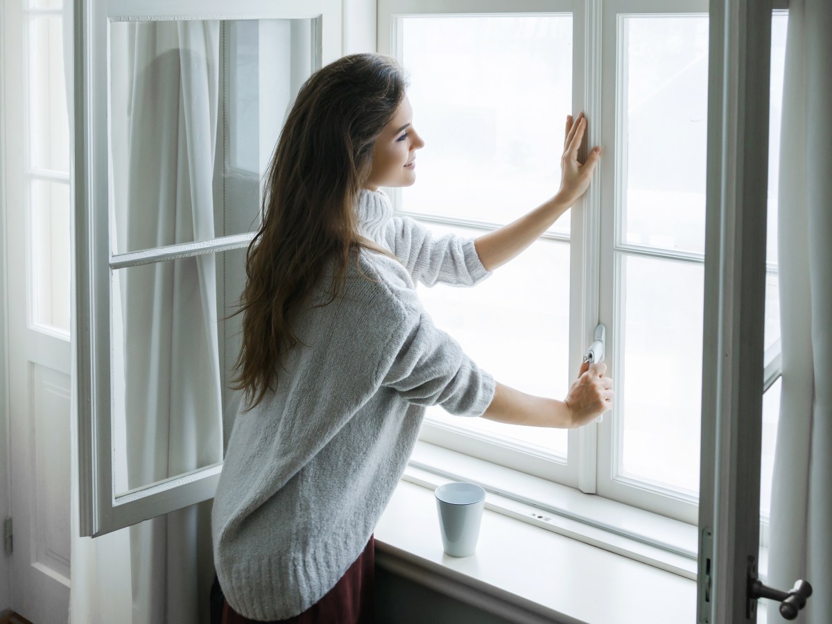 Kuschelig warm, anstatt eiskalter Zugluft: Jetzt ist wieder Zeit, seine Fenster zu überprüfen und bei Bedarf neu zu isolieren. Diesen Trick kennst du bestimmt noch nicht.