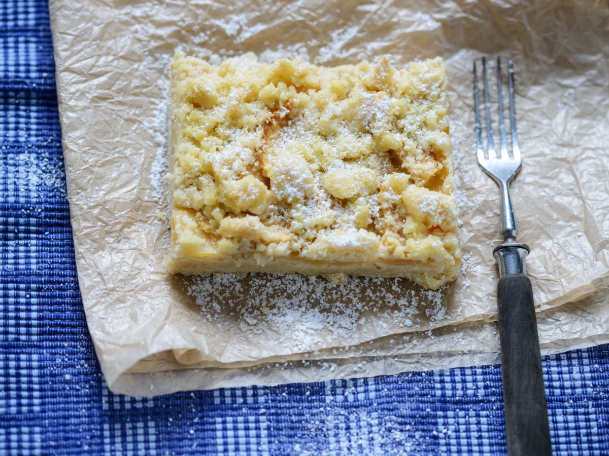 Apfelkuchen mit Streusel und Pudding