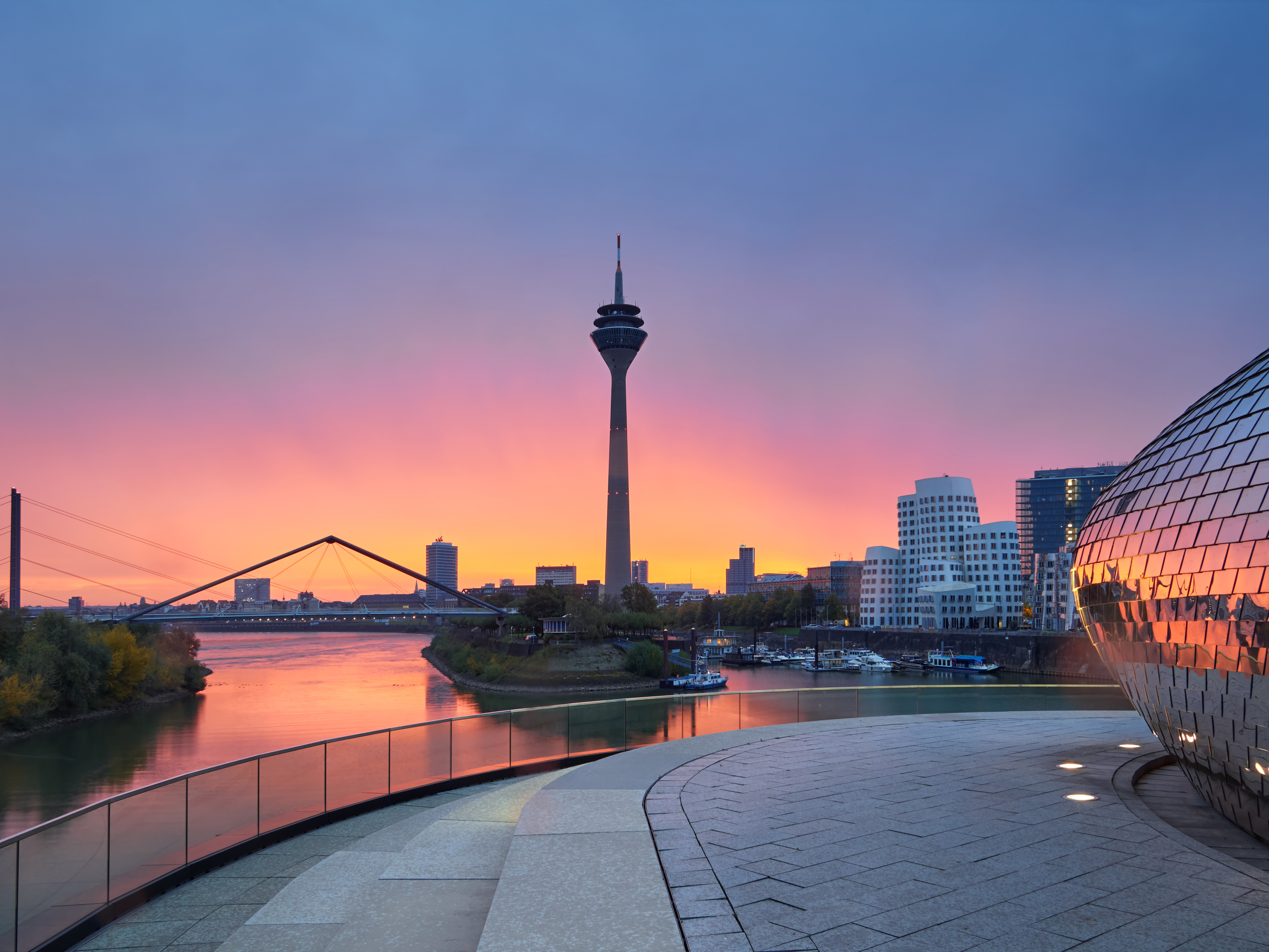 Der Medienhafen in Düsseldorf versprüht echtes Großstadtgefühl. 