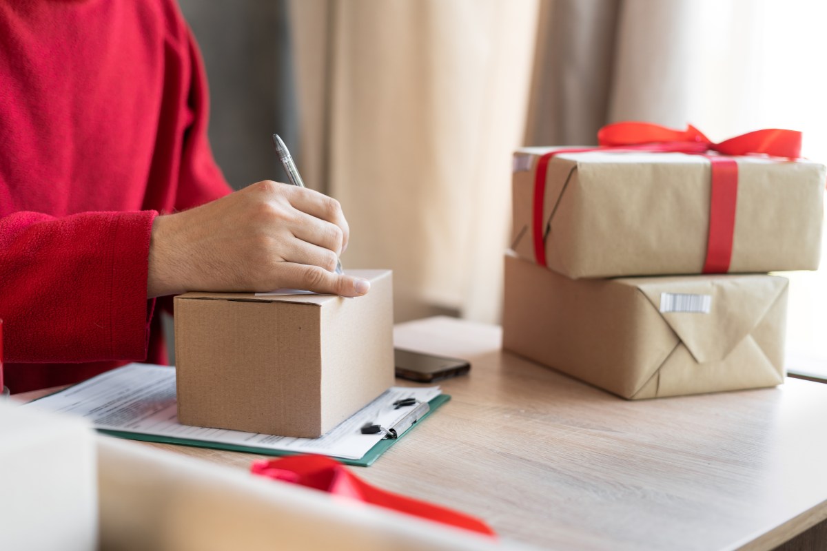 Wer Familie und Freunde zu Weihnachten mit Paket oder Karte beglücken will, muss die Abgabefristen bei DHL, Hermes und Co kennen. Das sind die Deadlines für die Weihnachtspost 2023.