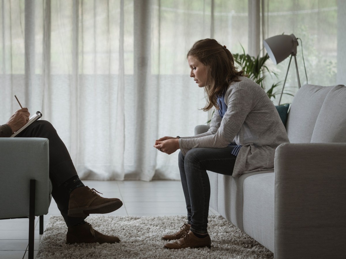 Frau sitzt bei der Therapie Psychologie